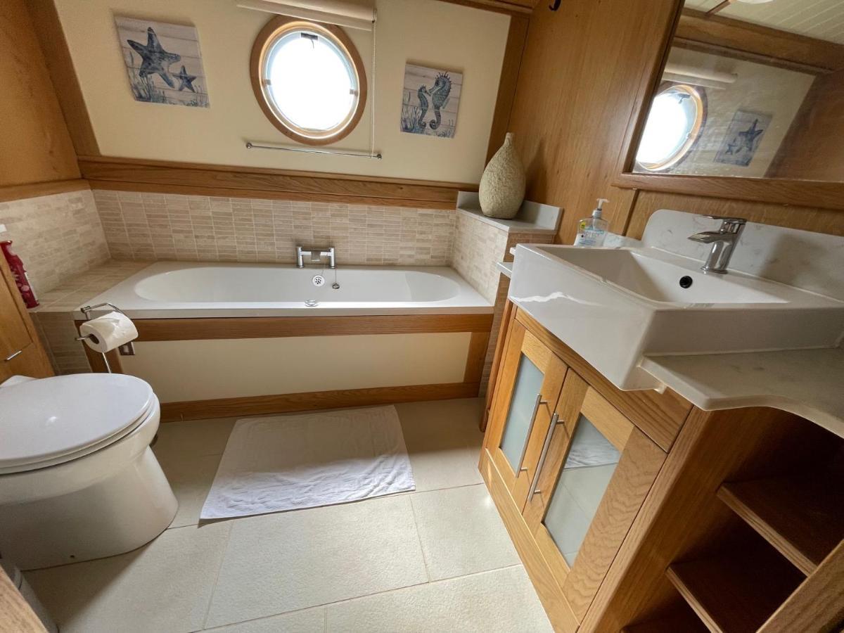 Luxury Boat - The Thistle Dream Аксбридж Экстерьер фото